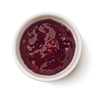 Ev yapımı ahududu reçeli ve beyaz arka planda izole edilmiş böğürtlenler.