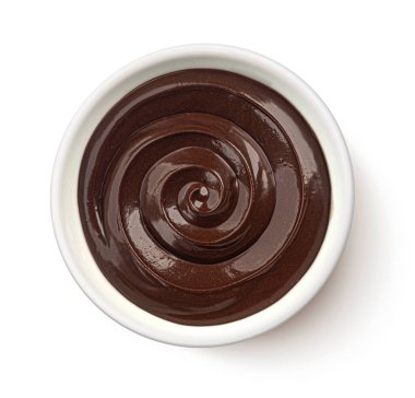 Eritilmiş çikolata kremalı girdap beyaz arka planda izole edilmiş kırpma yolu, üst görünüm