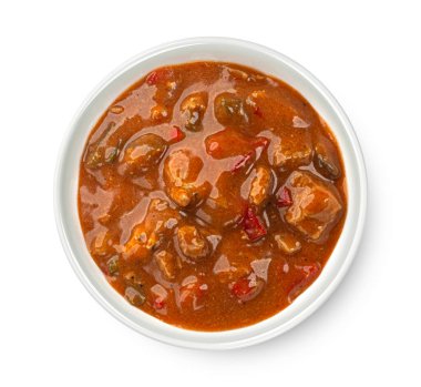 Beyaz arka planda izole edilmiş sebzeli sığır eti yahnisi.