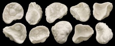 Beyaz nişastalı patates cipsi, siyah arka planda izole edilmiş tuzlu abur cuburlar fotokopi alanı, tam derinlik