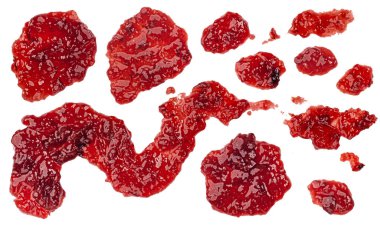 Kırmızı böğürtlen reçeli lekeleri ve sıçramaları, beyaz arka planda izole edilmiş meyve reçeli, üst manzara
