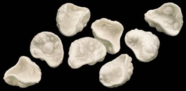 Beyaz nişastalı patates cipsi, siyah arka planda izole edilmiş tuzlu abur cuburlar fotokopi alanı, tam derinlik