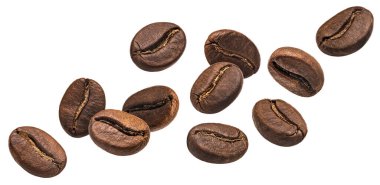 Havadaki kahve çekirdekleri kapalı, beyaz arka planda izole edilmiş, tam derinlikte.