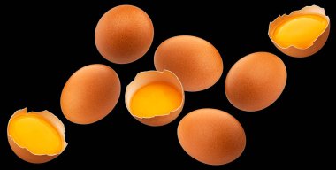 Düşen kahverengi tavuk yumurtaları, siyah arka planda izole edilmiş, paket tasarım elementi