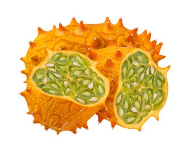 Kırpma yolu ile beyaz arkaplanda izole boynuzlu kavunlar