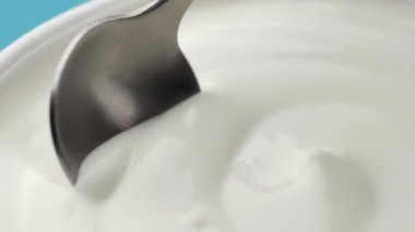 Kapalı kaşık paketten doğal yoğurt, taze ve kremalı tatlı, ticari video konsepti.