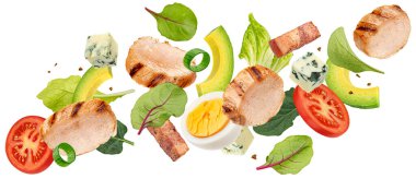 Izgara tavuk, yumurta, domates, avokado ve domuz pastırmalı Cobb salatası beyaz arka planda kırpma yolu ile izole edilmiş paket tasarım elementi