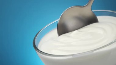 Yakın çekim kaşık ve doğal yoğurt dokusu, taze ve kremalı tatlı, ticari video konsepti
