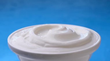Yakın çekim kaşık ve doğal yoğurt dokusu, taze ve kremalı tatlı, ticari video konsepti
