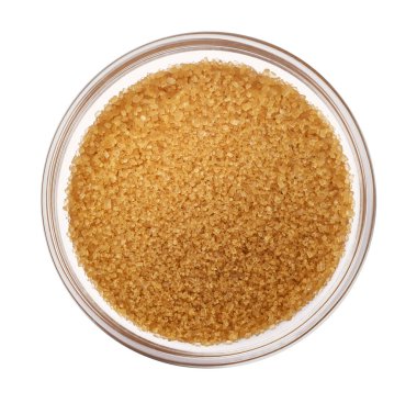 Beyaz arka planda izole edilmiş kahverengi kamış şekeri kasesi, üst görünüm