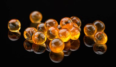 Kırmızı havyar siyah arka planda izole edilmiş, kaliteli somon havyarı yakın plan, tam saha derinliği, makro