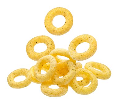 Kırpma yolu ve paket tasarım elementi ile beyaz arkaplanda izole edilmiş gevrek soğan halkaları