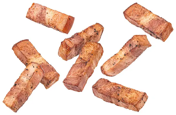 Kızarmış İtalyan pancetta kesme yolu ile beyaz arka planda izole, tam derinlik