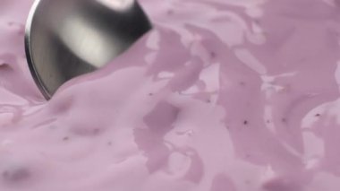 Paketten meyveli yoğurt, taze ve kremalı tatlı, reklam için konsept video.