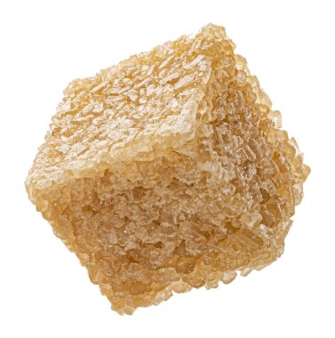 Beyaz arka planda izole edilmiş bir küp kamış şekeri, tam derinlikte...