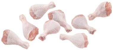 Düşen çiğ tavuk budu beyaz arka planda izole edilmiş kırpma yolu, tam derinlik