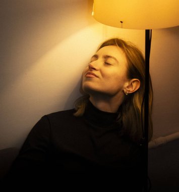 Bir odada güzel genç bir kadın.