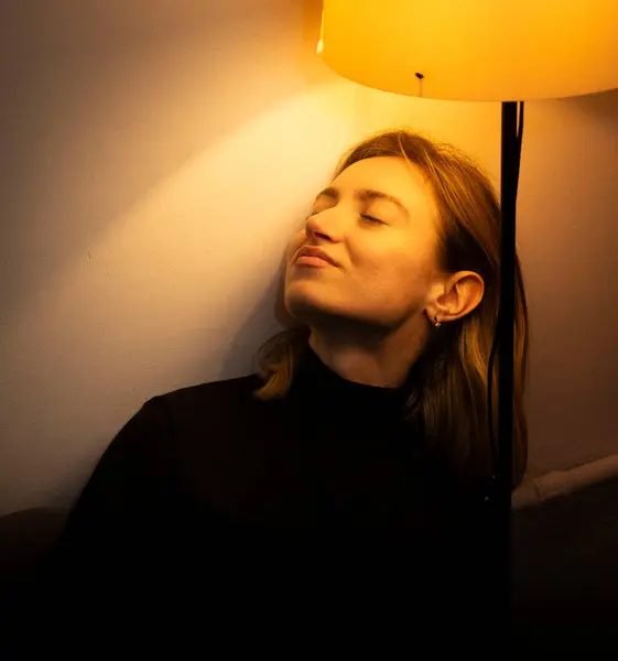 Bir odada güzel genç bir kadın.