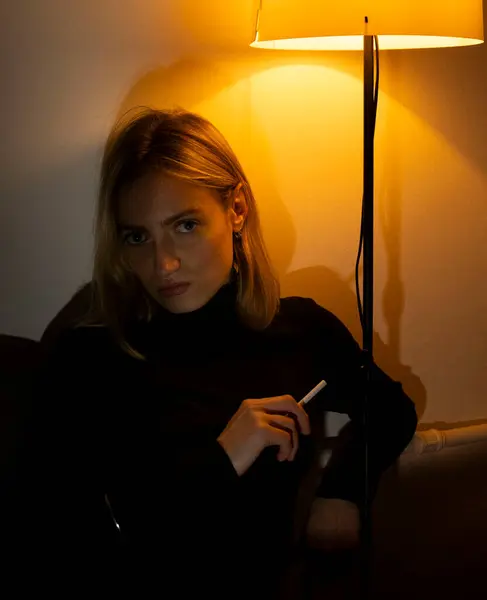 Genç sarışın kadın stüdyoda poz