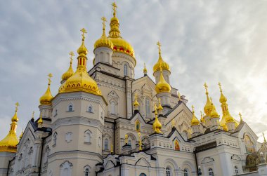 Pochaiv Lavra Ortodoks Manastırı Kompleksi. Dini binalar. Haçlı altın kubbelerin alt manzarası. Ukrayna, 2022.