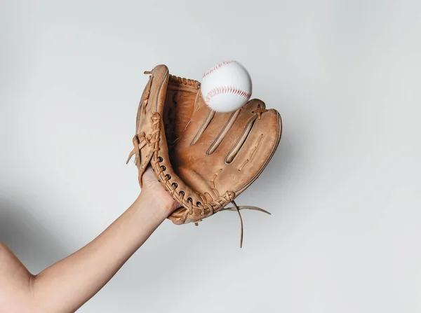 Μπέιζμπολ Πιάστηκε Στο Φθαρμένο Γάντι Του Μπέιζμπολ — Φωτογραφία Αρχείου