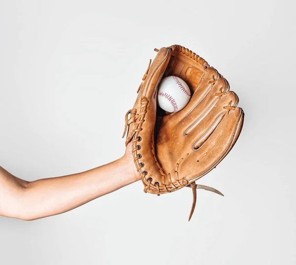 Beyzbol Yıpranmış Beyzbol Eldivenine Takılır — Stok fotoğraf