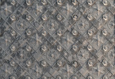 Metal kapılar kapanıyor. Metal üzerinde dekoratif elementler