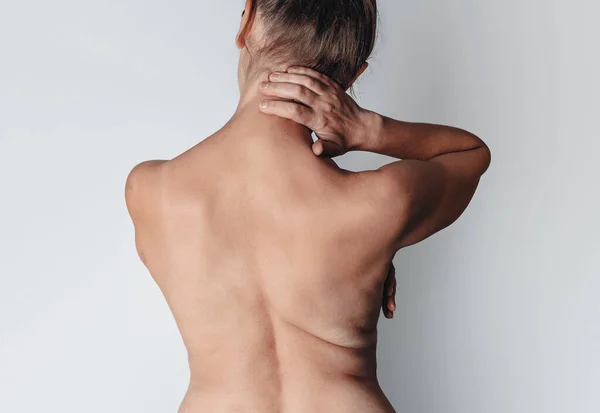 Dolor Cuello Desnudo Vuelta Con Pliegues Vista Trasera Mujer Mediana —  Fotos de Stock