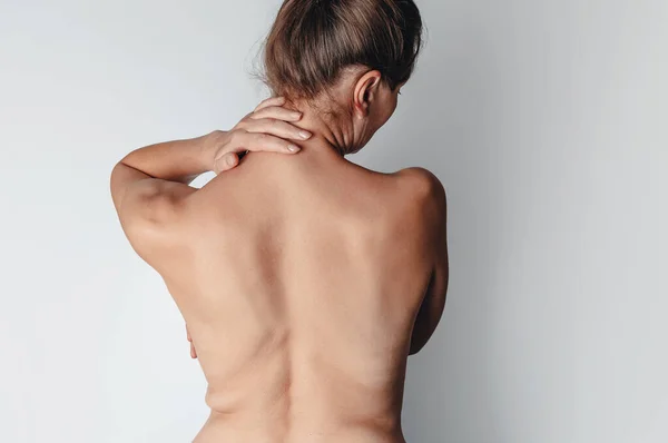 Dolore Collo Ritorno Nudo Con Pieghe Vista Posteriore Della Donna — Foto Stock