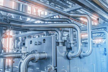 Paslanmaz çelik borulardan metal döşeme. Gıda endüstrisi fabrikasına kurulum