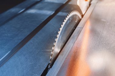 Dairesel testereyle mobilyaların detaylarını görmüş..