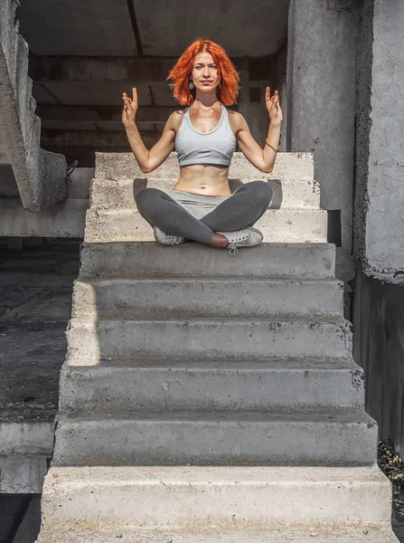 Neşeli Asyalı Kadın Parkta Spor Yaptıktan Sonra Dinleniyor Beton Merdivenlerde — Stok fotoğraf