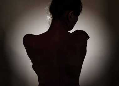 Arka plan, baş ve omuzlar, beyaz arka plandaki kadın portresi..