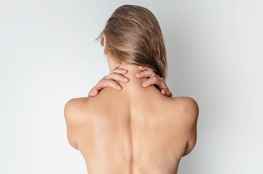 Çıplak omuzlu, elleri başının arkasında olan bir kadın. Dikiz aynası. SPA tedavisi.