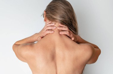 Çıplak omuzlu, elleri başının arkasında olan bir kadın. Dikiz aynası. SPA tedavisi.