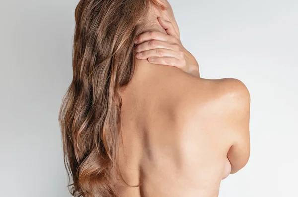 Γυμνή Γυναίκα Πόνο Στο Λαιμό Και Πίσω Άσπρο Φόντο Οπίσθια — Φωτογραφία Αρχείου