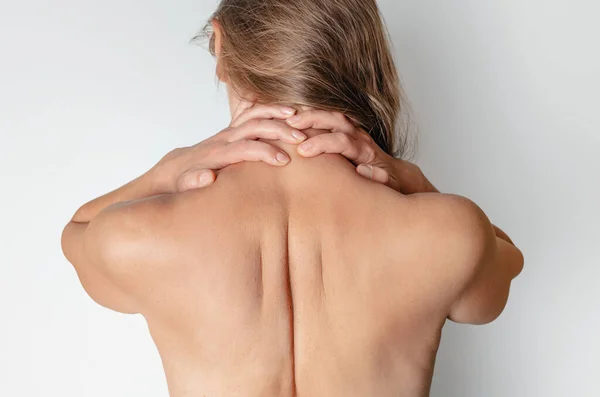 Woman Bare Shoulders Hands Her Head Rear View Spa Treatment — Stock Photo, Image