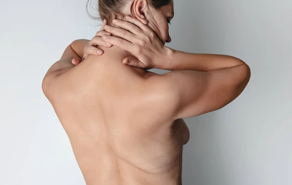 여성은 통증을 있습니다 경추의 관절염 척추측 — 스톡 사진