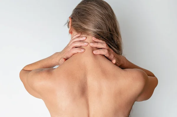 Woman Bare Shoulders Hands Her Head Rear View Spa Treatment — Stock Photo, Image