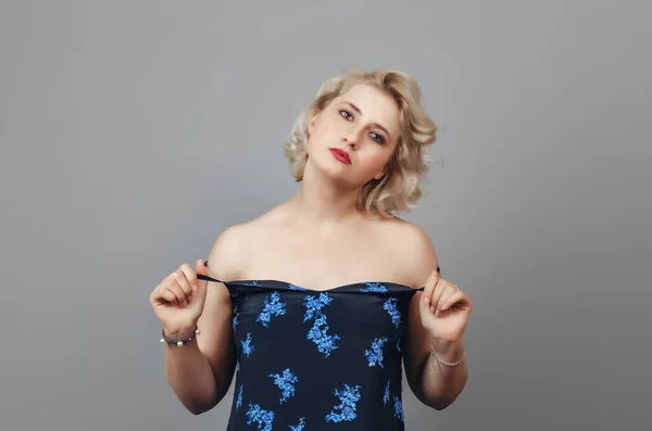 Μοντέλο Γδύνομαι Φόρεμα Όμορφη Γυναίκα Ανοιχτή Λαιμόκοψη Σέξι Φόρεμα Κομψό — Φωτογραφία Αρχείου