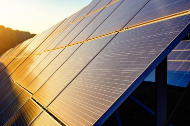 Doğaya ekolojik enerji, çevre ve güneş panelleri yerleştirilmiş güneş panelleri