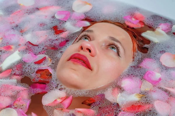 목욕중에 암컷의 얼굴을 부드러운 장미꽃 잎으로 덮는다 광고를 아름다움 스타일 — 스톡 사진