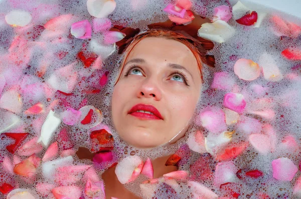 Arc Egy Gyönyörű Fürdőszobában Között Hab Rózsaszirmok — Stock Fotó