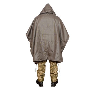 Pelerin çadırındaki bir asker beyaz arka planda geriye doğru döndü.