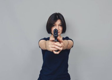 Güzel siyah saçlı kadın kameraya doğru nişan alıyor..