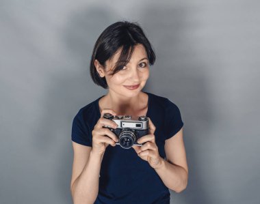 Fotoğrafçılıktan olumlu duygular. Kameralı kadın.