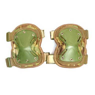 Ordu için beyaz arka planda plastik dizlikler.