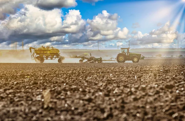 Tractor Plowing Field Tractor Plow Soil Cultivating Cultivated Land Soil — Foto Stock