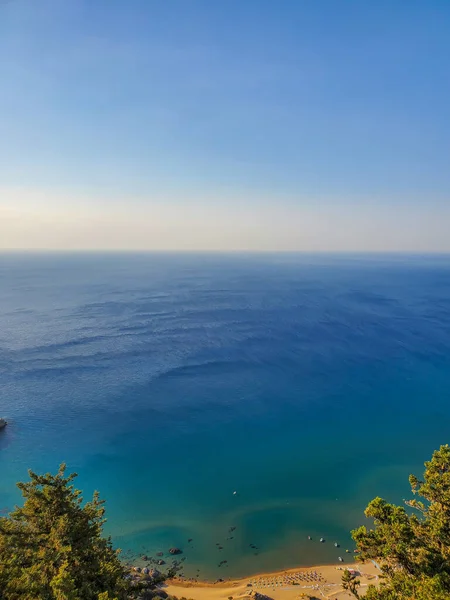 水平線だ 島の崖からの写真 遠くの地平線 — ストック写真