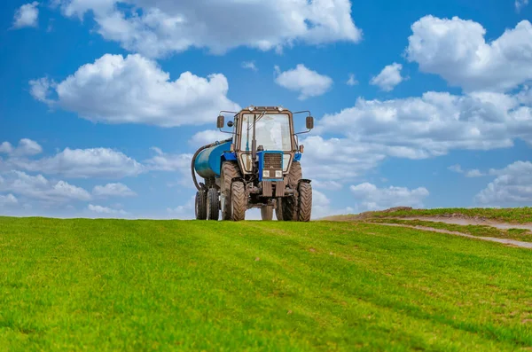 Landbruk Traktor Med Tilhenger Det Grønne Jordet – stockfoto